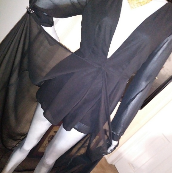 Beautiful black gown with shorts - Picture 3 of 5